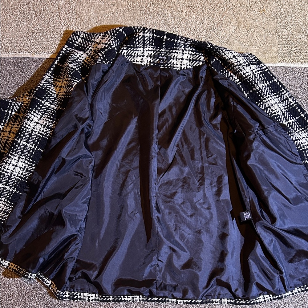 Elegant Black and White Plaid Women's coat great for the weather coming up - Picture 2 of 9